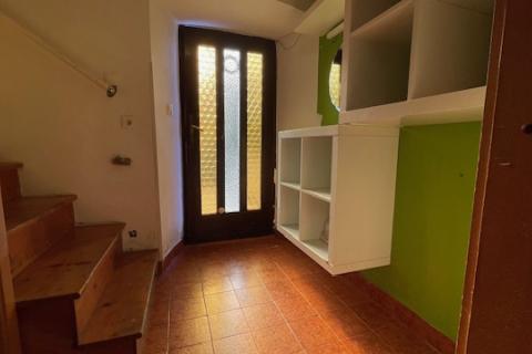 Krk, Punat - staro mestno jedro, hi&scaron;a z dvori&scaron;čem in konobo, blizu morja