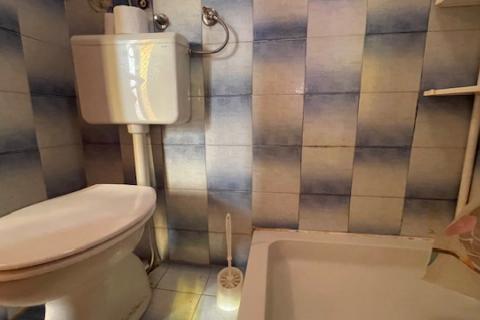 Krk, Punat - staro mestno jedro, hi&scaron;a z dvori&scaron;čem in konobo, blizu morja