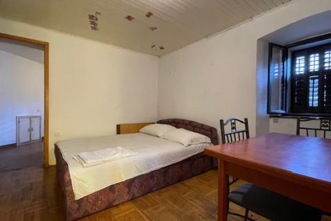 Krk, Punat - staro mestno jedro, hi&scaron;a z dvori&scaron;čem in konobo, blizu morja