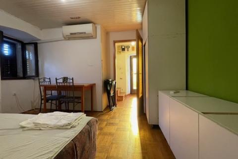 Krk, Punat - staro mestno jedro, hi&scaron;a z dvori&scaron;čem in konobo, blizu morja