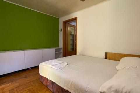 Krk, Punat - staro mestno jedro, hi&scaron;a z dvori&scaron;čem in konobo, blizu morja