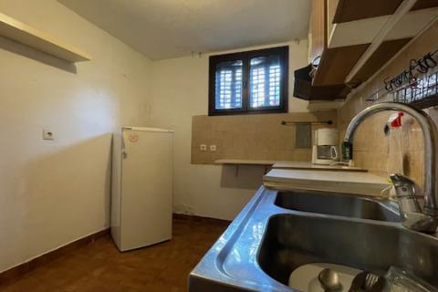 Krk, Punat - staro mestno jedro, hi&scaron;a z dvori&scaron;čem in konobo, blizu morja