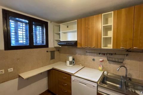 Krk, Punat - staro mestno jedro, hi&scaron;a z dvori&scaron;čem in konobo, blizu morja