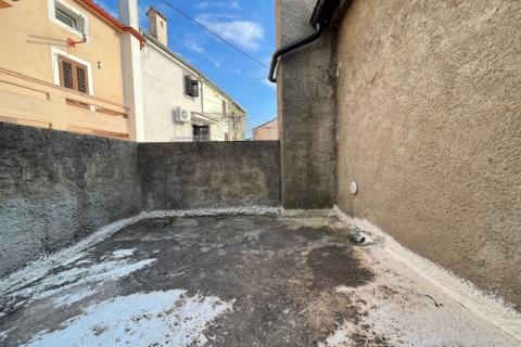 Krk, Punat - staro mestno jedro, hi&scaron;a z dvori&scaron;čem in konobo, blizu morja