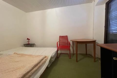 Krk, Punat - staro mestno jedro, hi&scaron;a z dvori&scaron;čem in konobo, blizu morja