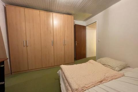 Krk, Punat - staro mestno jedro, hi&scaron;a z dvori&scaron;čem in konobo, blizu morja