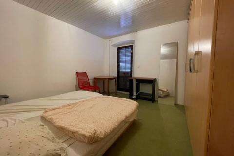 Krk, Punat - staro mestno jedro, hi&scaron;a z dvori&scaron;čem in konobo, blizu morja