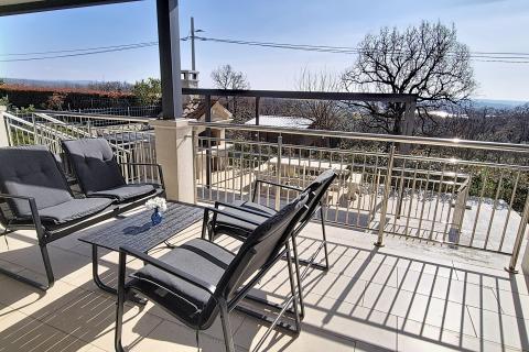 Istra, Ka&scaron;telir-Labinci - samostojeća kuća sa 3 stana, pogled more