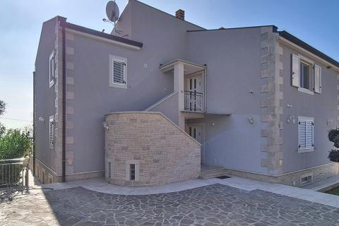 Istra, Ka&scaron;telir-Labinci - samostojeća kuća sa 3 stana, pogled more