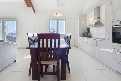 Istra, Ka&scaron;telir-Labinci - samostojeća kuća sa 3 stana, pogled more