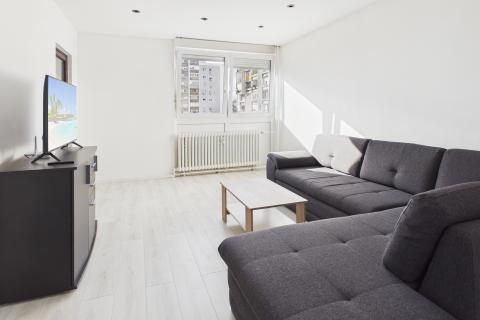 Zagreb, Travno, 66 m2 ,dvosoban stan s lođom, adaptiran