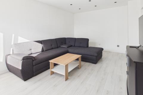 Zagreb, Travno, 66 m2 ,dvosoban stan s lođom, adaptiran