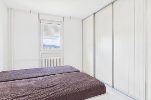 Zagreb, Travno, 66 m2 ,dvosoban stan s lođom, adaptiran