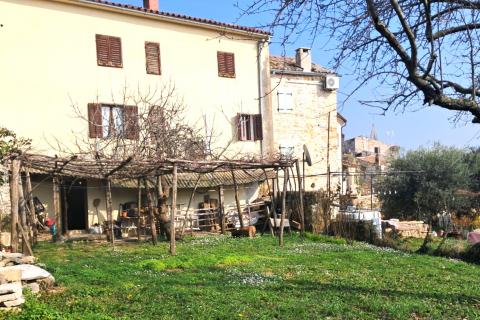 Istra,Buje-Kuća s  vrtom,3 spavaće sobe u centru