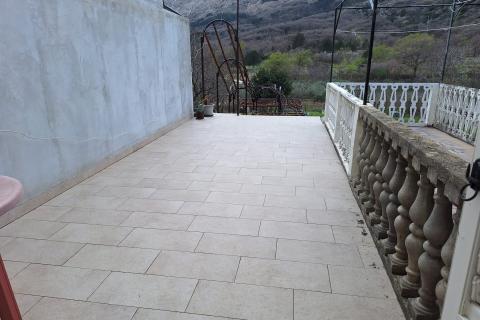 Draga Ba&scaron;ćanska -kuća u nizu s vrtom 