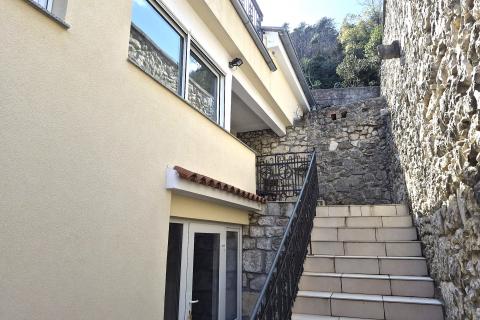 Crikvenica, Bribir - Kuća s  dva stana i bazenom