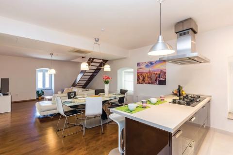 Crikvenica, Bribir - Kuća s  dva stana i bazenom