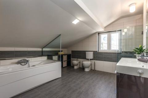 Crikvenica, Bribir - Kuća s  dva stana i bazenom