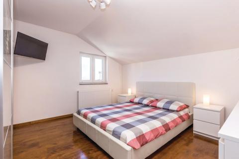 Crikvenica, Bribir - Kuća s  dva stana i bazenom