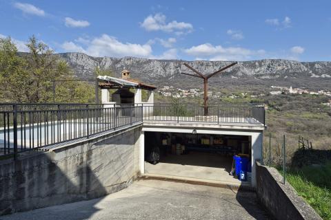 Crikvenica, Bribir - Kuća s  dva stana i bazenom