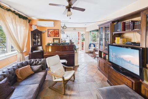 Zagreb, Rude&scaron; &ndash; obiteljska kuća s dva stana, dvori&scaron;tem i parkirnim mjestom