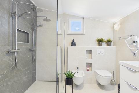 Istra , Poreč okolica - Samostojeća kuća sa 4 apartmana i bazenom