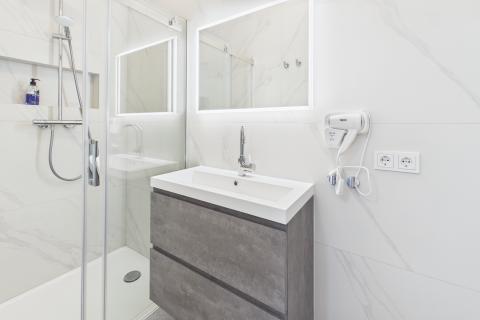 Istra , Poreč okolica - Samostojeća kuća sa 4 apartmana i bazenom