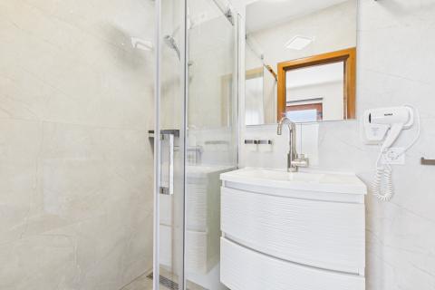 Istra , Poreč okolica - Samostojeća kuća sa 4 apartmana i bazenom