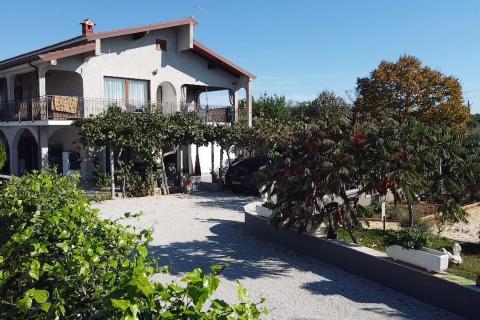Istra , Poreč okolica - Samostojeća kuća sa 4 apartmana i bazenom