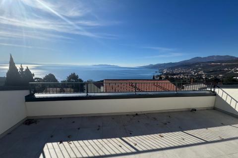 OPATIJA,PAVLOVAC- stan 3S+ DB s krovnom terasom i pogledom na more