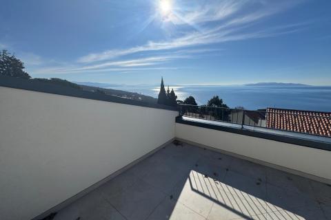 OPATIJA,PAVLOVAC- stan 3S+ DB s krovnom terasom i pogledom na more