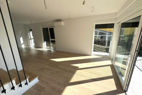 OPATIJA,PAVLOVAC- stan 3S+ DB s krovnom terasom i pogledom na more