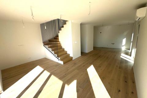 OPATIJA,PAVLOVAC- stan 3S+ DB s krovnom terasom i pogledom na more