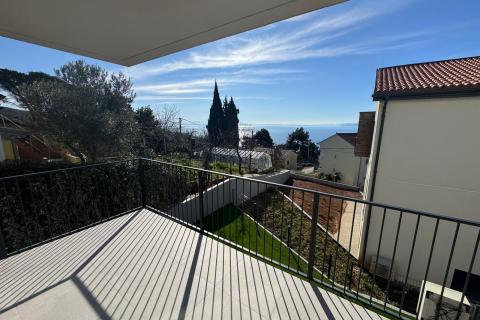 OPATIJA,PAVLOVAC- stan 3S+ DB s krovnom terasom i pogledom na more