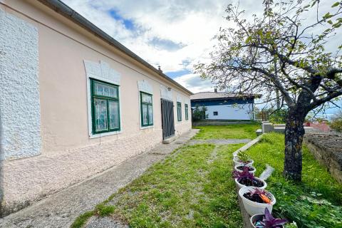 Hreljin - Samostojeća kuća, teren, velika okućnica i prekrasan pogled