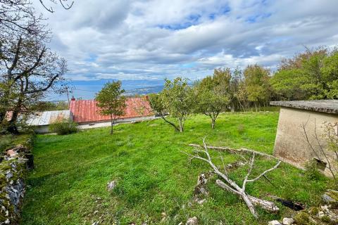 Hreljin - Samostojeća kuća, teren, velika okućnica i prekrasan pogled
