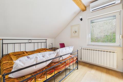 Krapinske toplice - prekrasna kuća 220 m2 s tri stana