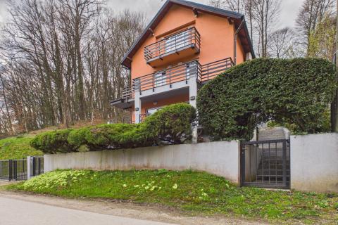 Krapinske toplice - prekrasna kuća 220 m2 s tri stana