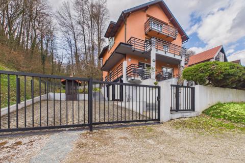 Krapinske toplice - prekrasna kuća 220 m2 s tri stana