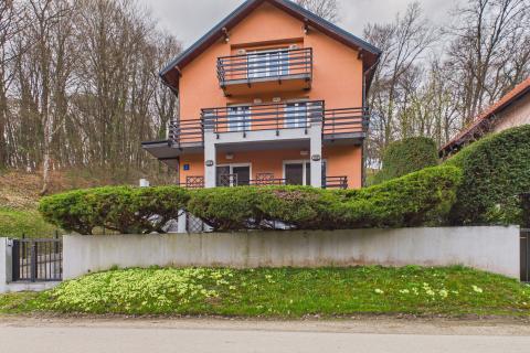 Krapinske toplice - prekrasna kuća 220 m2 s tri stana