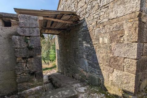 Istra, Unutra&scaron;njost, Karojba, starina s okućnicom za adaptaciju