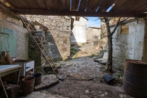 Istra, Unutra&scaron;njost, Karojba, starina s okućnicom za adaptaciju