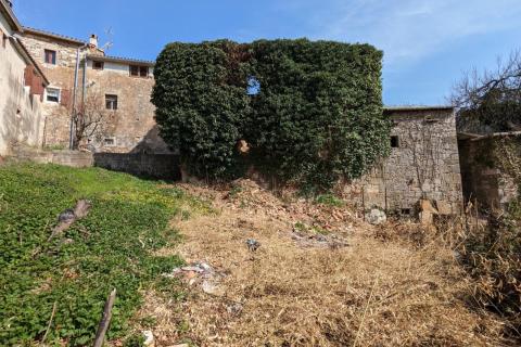 Istra, Unutra&scaron;njost, Karojba, starina s okućnicom za adaptaciju