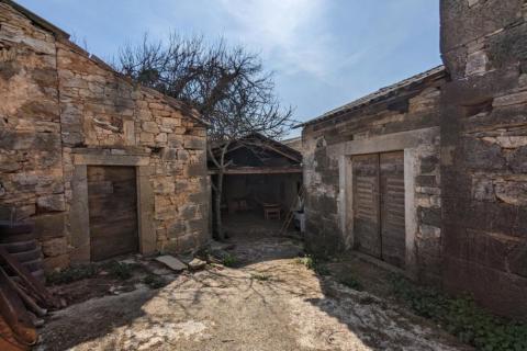 Istra, Unutra&scaron;njost, Karojba, starina s okućnicom za adaptaciju