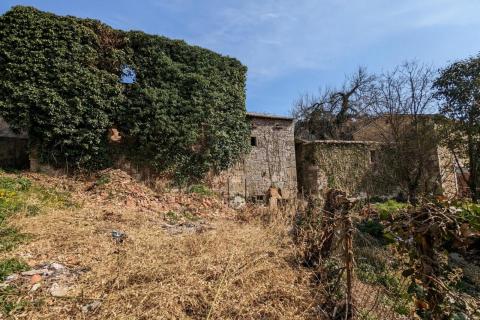 Istra, Unutra&scaron;njost, Karojba, starina s okućnicom za adaptaciju