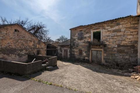 Istra, Unutra&scaron;njost, Karojba, starina s okućnicom za adaptaciju