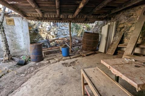 Istra, Unutra&scaron;njost, Karojba, starina s okućnicom za adaptaciju