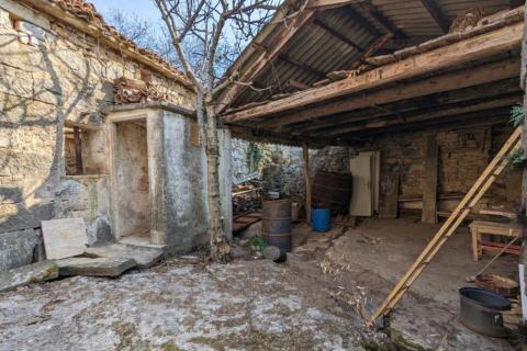 Istra, Unutra&scaron;njost, Karojba, starina s okućnicom za adaptaciju