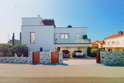 Novigrad, unikatna luksuzna vila s pogledom na more i maslinik