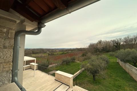 Vižinada, apartman za dugoročni najam sa terasom i dvori&scaron;tem